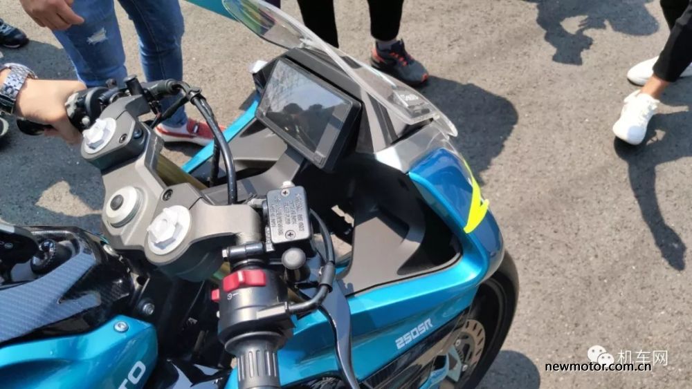 CFMoto 300SR sở hữu nhiều trang bị hiện đại