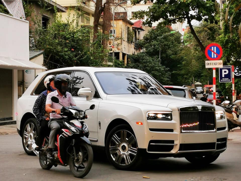 Rao bán Rolls-Royce Cullinan đầu tiên về Việt Nam với giá hơn 17 tỷ đồng Rao bán Rolls-Royce Cullinan đầu tiên về Việt Nam với giá hơn 17 tỷ đồng
