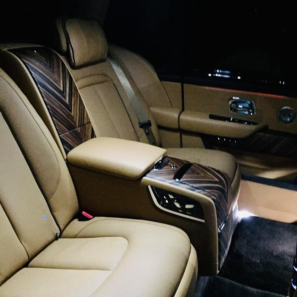 Còn đây là khoang hành khách của xe Rolls-Royce Cullinan đầu tiên về Việt Nam Còn đây là khoang hành khách của xe Rolls-Royce Cullinan đầu tiên về Việt Nam
