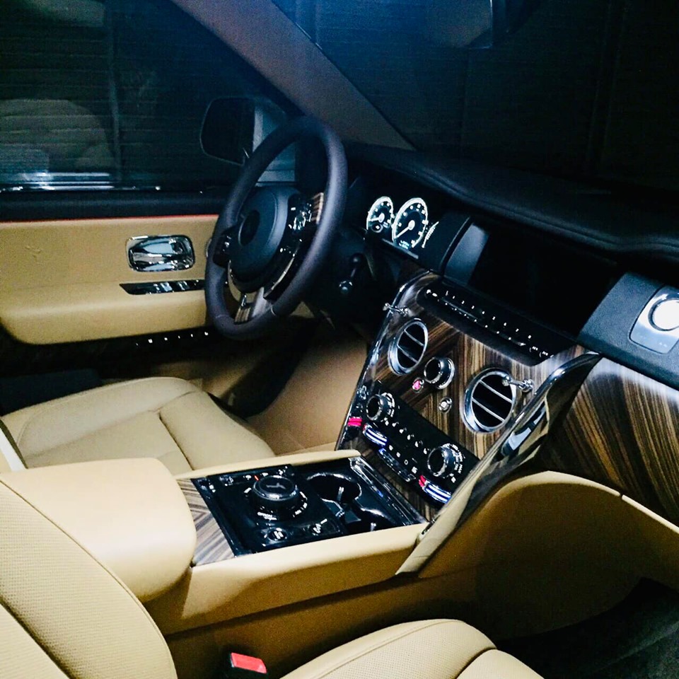 Khoang lái Rolls-Royce Cullinan rao bán hơn 17 tỷ đồng Khoang lái Rolls-Royce Cullinan rao bán hơn 17 tỷ đồng