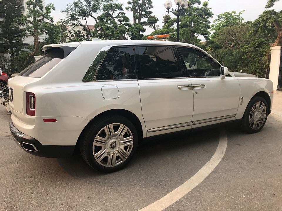 Đây là chiếc Rolls-Royce Cullinan đầu tiên được rao bán lại ở Việt Nam Đây là chiếc Rolls-Royce Cullinan đầu tiên được rao bán lại ở Việt Nam