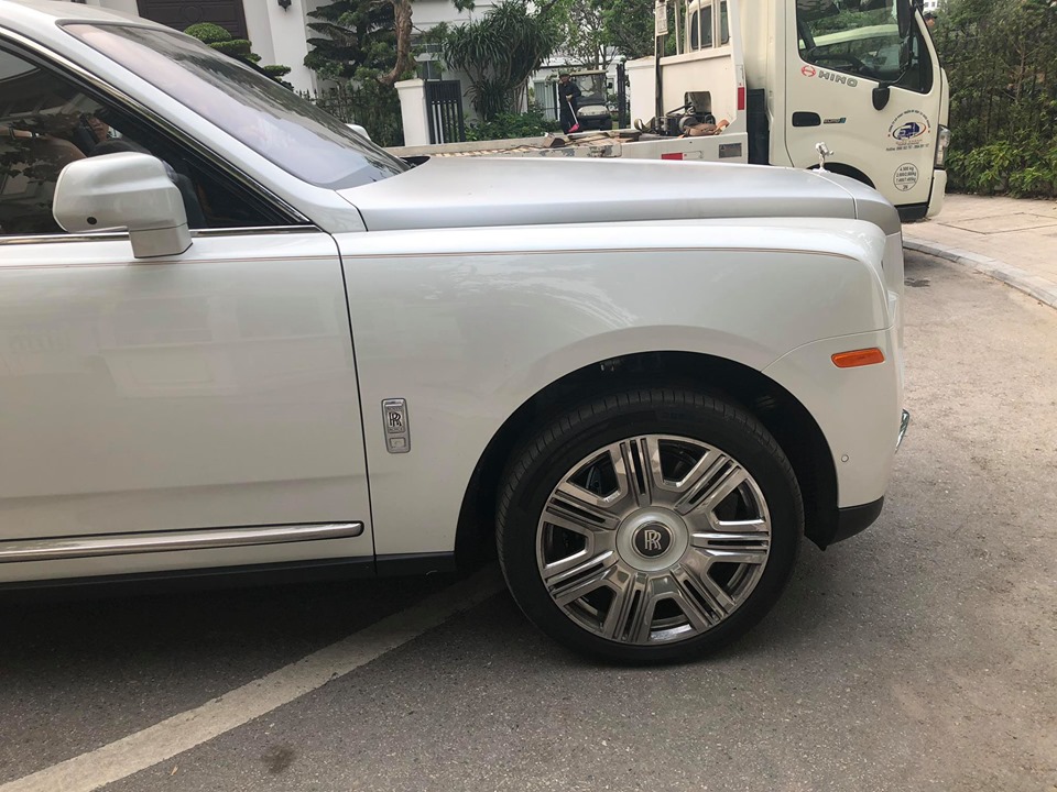 Xe có bộ mâm 7 chấu kép mạ crôm bóng Xe có bộ mâm 7 chấu kép mạ crôm bóng