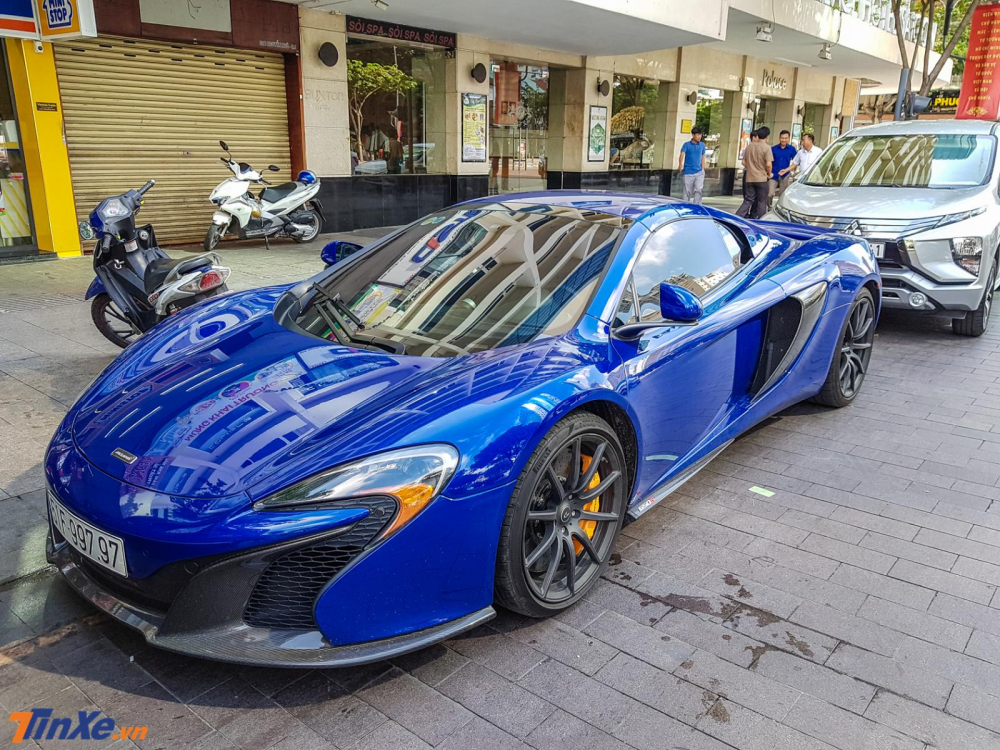 C&ograve;n đ&acirc;y l&agrave; m&agrave;u sơn gốc của chiếc si&ecirc;u xe McLaren 650S Spider mới thay đổi &aacute;o sang m&agrave;u v&agrave;ng
