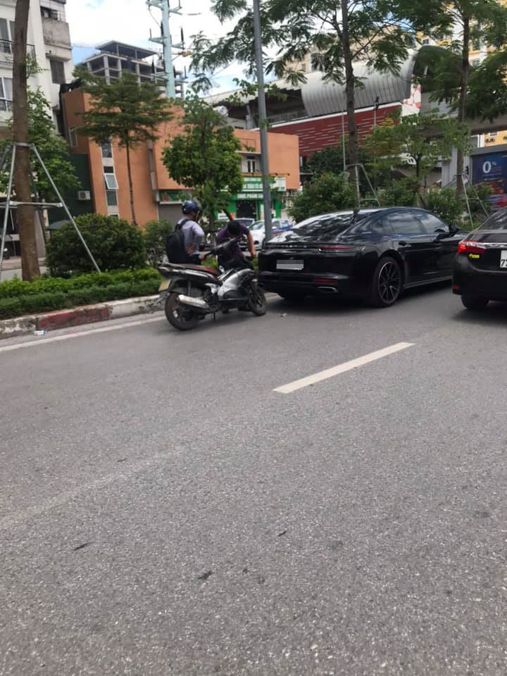 Chiếc xe máy Honda Airblade tông trúng chiếc Porsche Panamera từ phía sau Chiếc xe máy Honda Airblade tông trúng chiếc Porsche Panamera từ phía sau