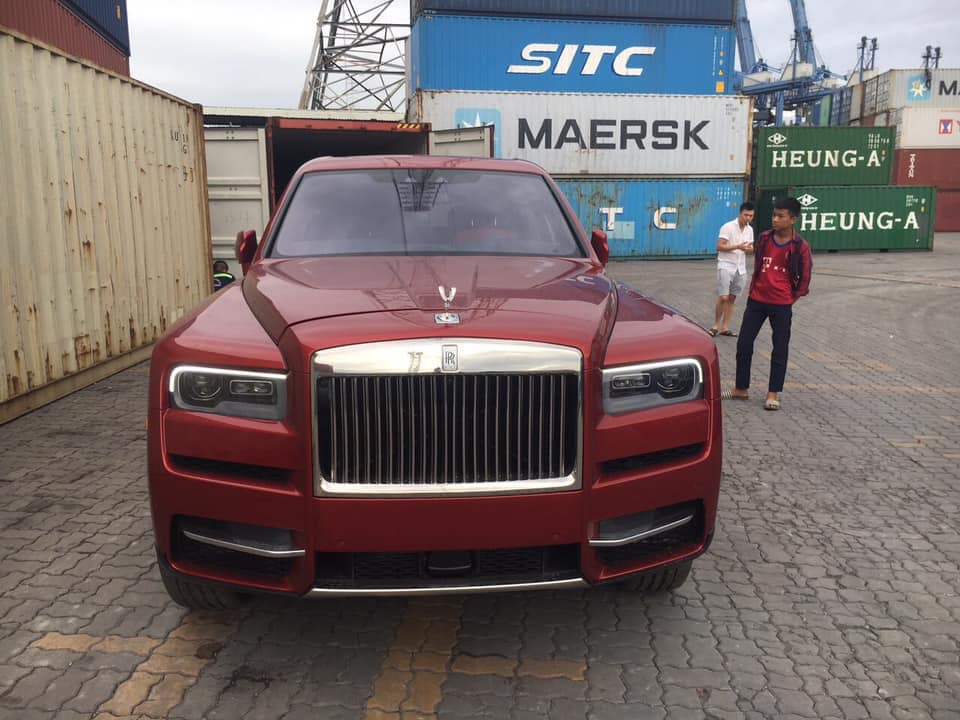 C&ograve;n đ&acirc;y l&agrave; phần đầu xe của SUV si&ecirc;u sang Rolls-Royce Cullinan mang m&agrave;u Mugello Red l&uacute;c mới cập bến Việt Nam
