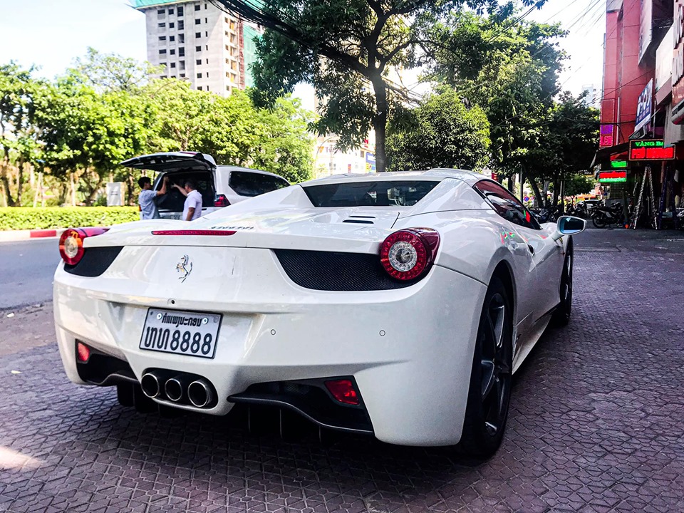 Ferrari 458 Spider m&agrave;u trắng mang biển tứ qu&yacute; 8 của nước bạn L&agrave;o