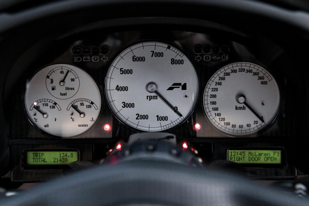 Chiếc McLaren F1 này chỉ mới lăn bánh khoảng 13.352 miles, tương đương 21.488 km Chiếc McLaren F1 này chỉ mới lăn bánh khoảng 13.352 miles, tương đương 21.488 km