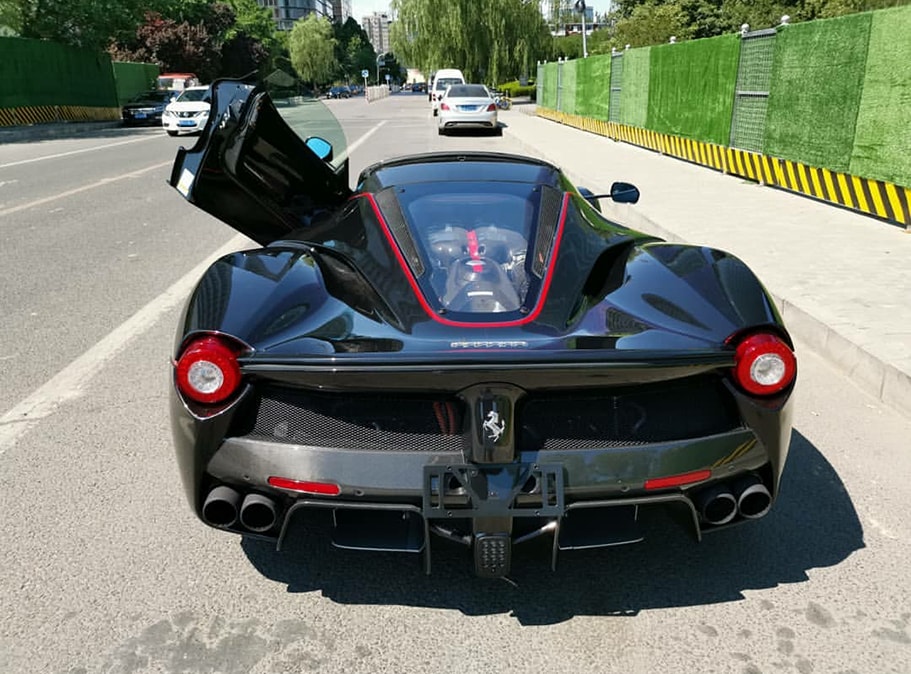 Đ&acirc;y l&agrave; 1 trong 3 chiếc Ferrari LaFerrari Aperta tại Trung Quốc được nh&igrave;n thấy tr&ecirc;n mạng x&atilde; hội