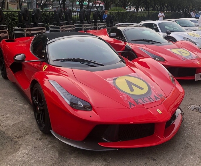 Ferrari LaFerrari mui trần và phía xa là Ferrari LaFerrari Coupe