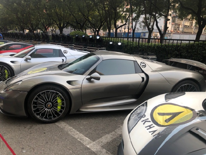 Cặp đôi Porsche 918 Spyder đỗ cạnh nhau