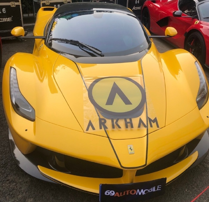 Ferrari LaFerrari Aperta mang màu sơn vàng nổi bật