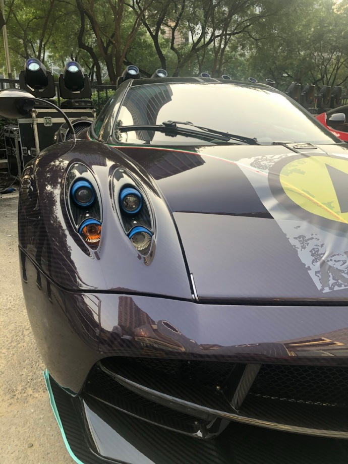 Chiếc Pagani Huayra Dinastia này đi kèm gói độ Pacchetto Tempesta và ngoại thất xe sơn màu tím carbon