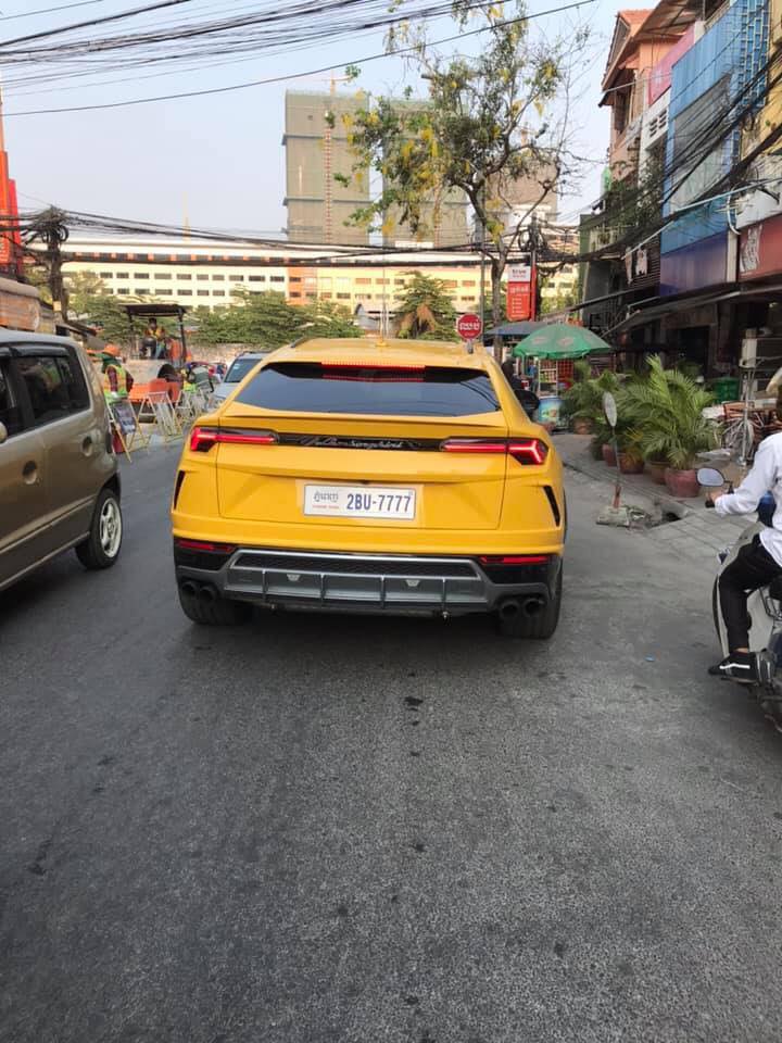 Một chiếc Lamborghini Urus m&agrave;u sơn v&agrave;ng Giallo Auge đeo biển tứ qu&yacute; 7