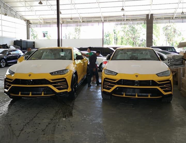 Cặp đ&ocirc;i Lamborghini Urus t&ocirc;ng xuyệt t&ocirc;ng m&agrave;u v&agrave;ng cập bến Campuchia 