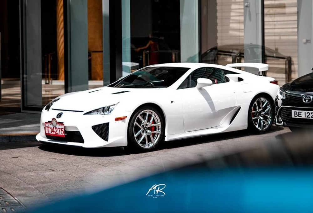 Lexus LFA có tốc độ tối đa 325 km/h Lexus LFA có tốc độ tối đa 325 km/h