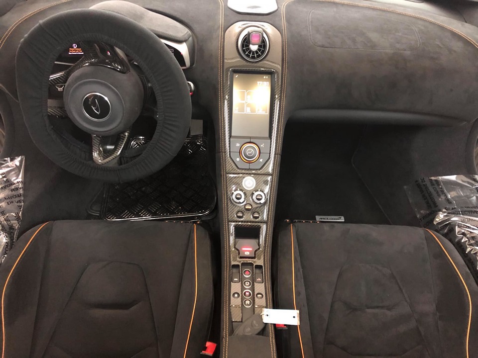 Nội thất si&ecirc;u xe mui trần độ nắp cap&ocirc; McLaren P1 độc nhất Việt Nam