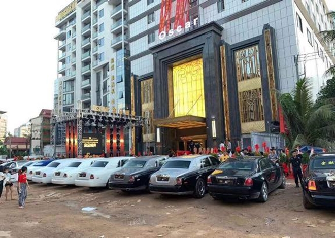 Hơn 10 chiếc Rolls-Royce của đại gia Campuchia tập trung đến dự khai trương một s&ograve;ng bạc cao cấp