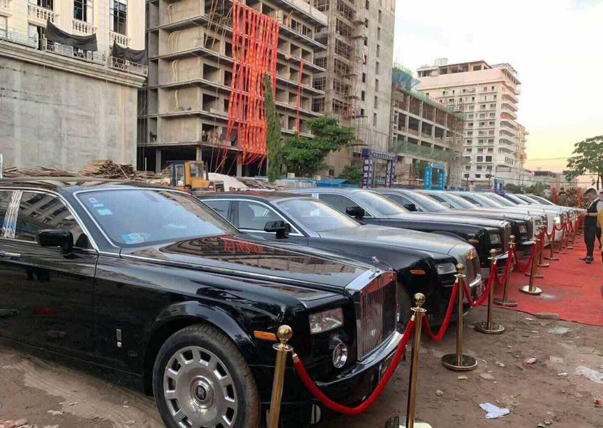 D&agrave;n xe xếp h&agrave;ng d&agrave;i g&acirc;y sự ch&uacute; &yacute; với c&aacute;c du kh&aacute;ch