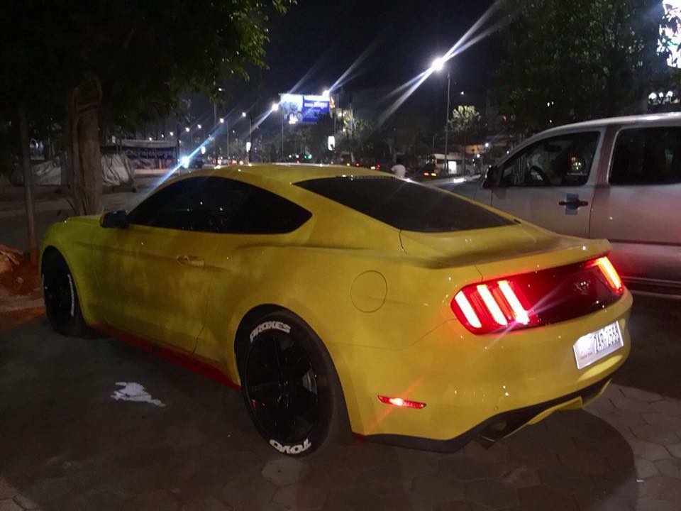ord Mustang thế hệ thứ 6 với màu vàng Ford Mustang thế hệ thứ 6 với màu vàng