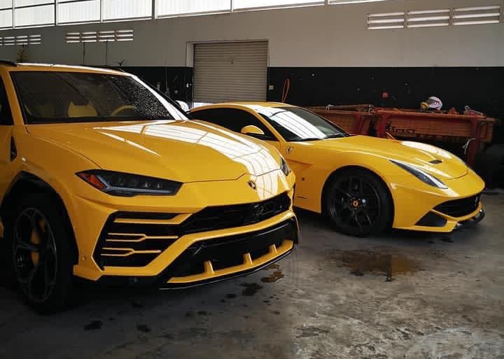 Lamborghini Urus và Ferrari F12 Berlinetta màu vàng Lamborghini Urus và Ferrari F12 Berlinetta màu vàng