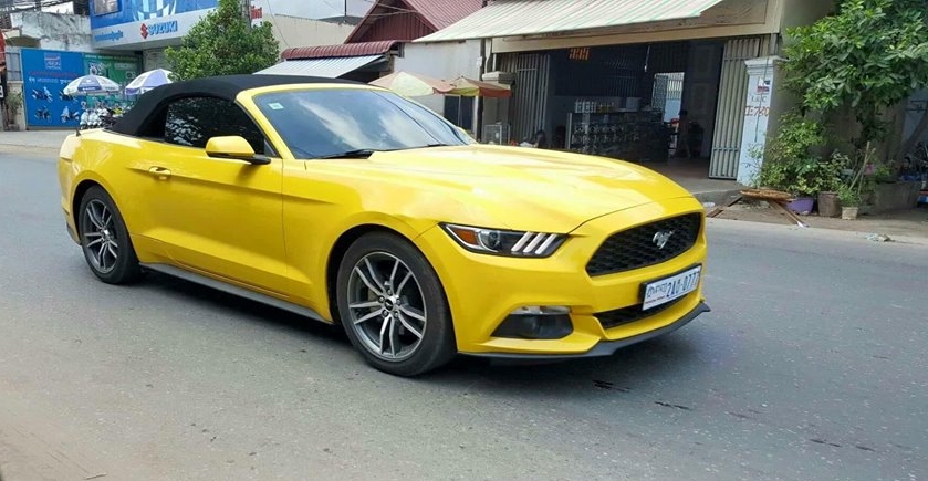 Một chiếc Ford Mustang thế hệ thứ 6 khác mang màu vàng nhưng thuộc phiên bản mui trần Một chiếc Ford Mustang thế hệ thứ 6 khác mang màu vàng nhưng thuộc phiên bản mui trần