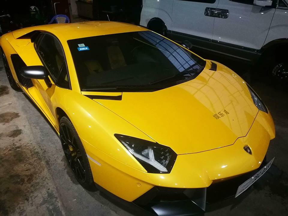 Đây là 1 trong 3 chiếc Lamborghini Aventador LP700-4 mang màu vàng ở Campuchia Đây là 1 trong 3 chiếc Lamborghini Aventador LP700-4 mang màu vàng ở Campuchia