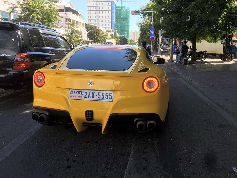 Siêu xe Ferrari F12 Berlinetta màu vàng đeo biển Siêu xe Ferrari F12 Berlinetta màu vàng đeo biển tứ quý 5