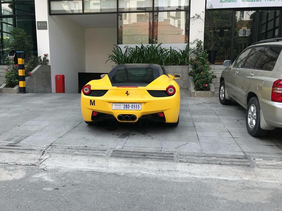 Chiếc Ferrari 458 Italia này không chỉ có chung bộ áo màu vàng với Lamborghini Aventador LP700-4 phía trên mà còn có biển số 0555 Chiếc Ferrari 458 Italia này không chỉ có chung bộ áo màu vàng với Lamborghini Aventador LP700-4 phía trên mà còn có biển số 0555