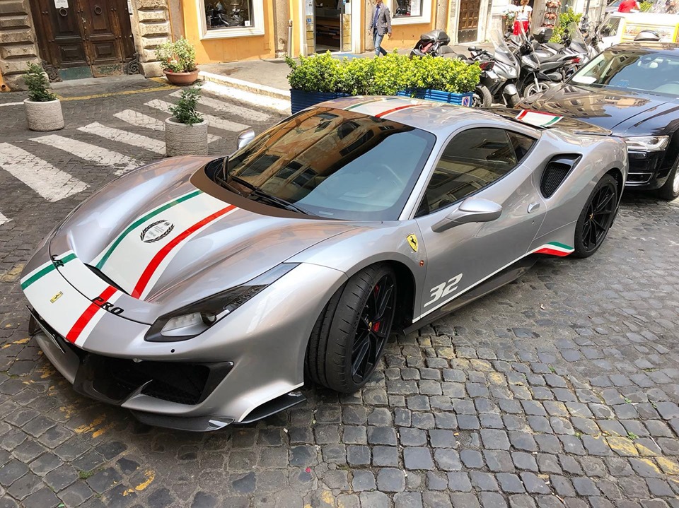 Ngoài màu sơn bạc Argento Nurburgring, chiếc siêu xe Ferrari 488 Pista Piloti còn có những điểm nhấn hết sức thú vị như đường sọc 3 màu trắng, xanh lá cây và đỏ Ngoài màu sơn bạc Argento Nurburgring, chiếc siêu xe Ferrari 488 Pista Piloti còn có những điểm nhấn hết sức thú vị như đường sọc 3 màu trắng, xanh lá cây và đỏ