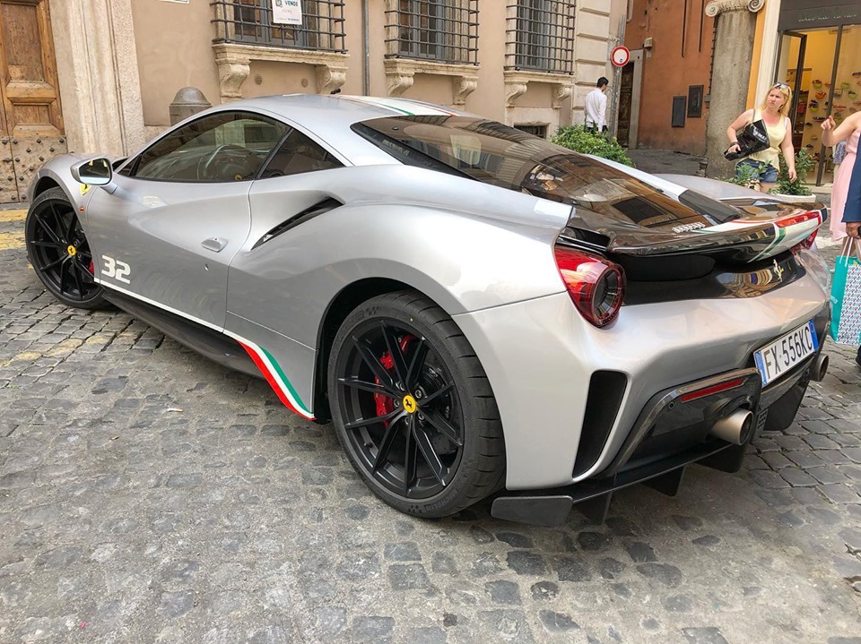 Bên hông chiếc Ferrari 488 Pista Piloti này đánh số 32 Bên hông chiếc Ferrari 488 Pista Piloti này đánh số 32