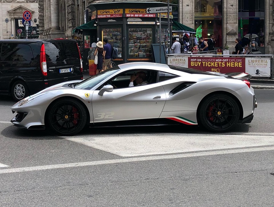 Siêu xe Ferrari 488 Pista Piloti xuất hiện trên đường phố tại Ý Siêu xe Ferrari 488 Pista Piloti xuất hiện trên đường phố tại Ý
