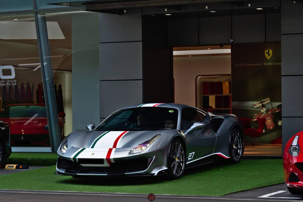 Siêu xe Ferrari 488 Pista Piloti xuất hiện trước đại lý Ferrari Singapore