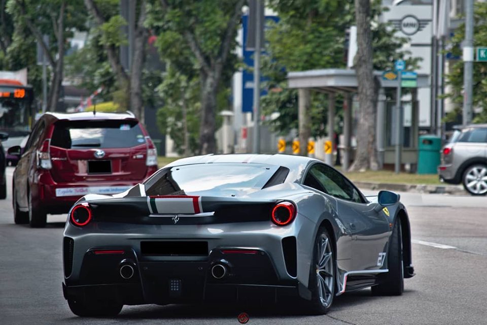 Siêu xe Ferrari 488 Pista Piloti trên đường phố Singapore