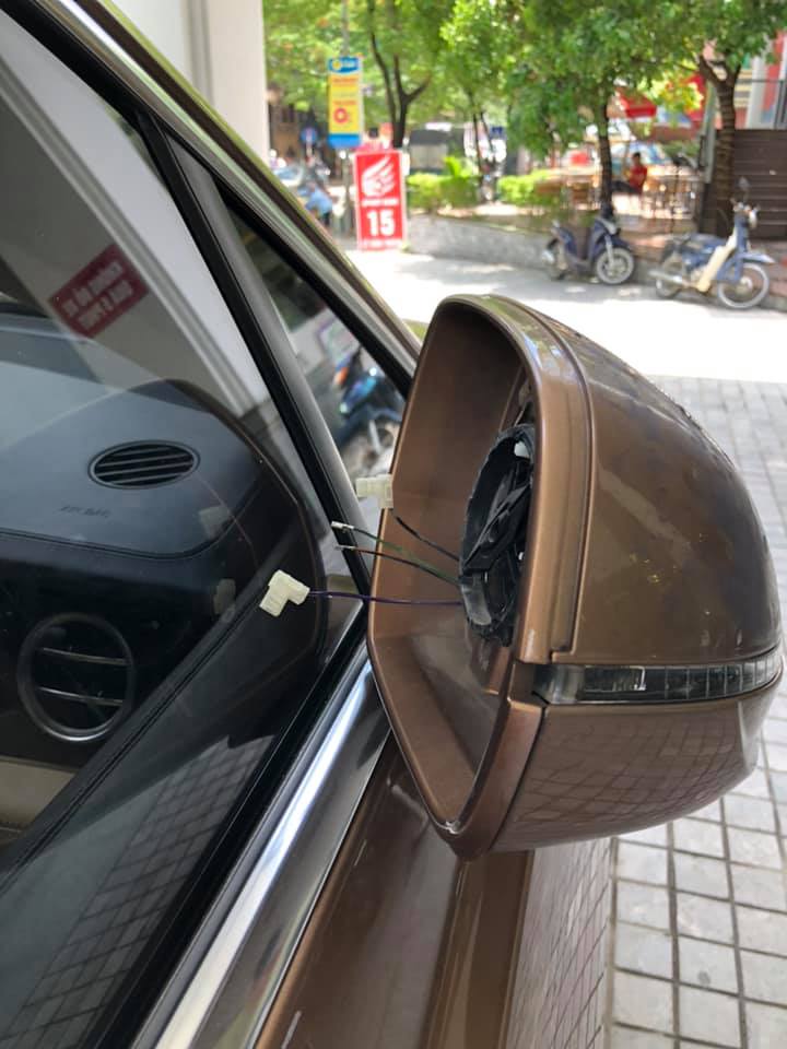 Mặt gương ph&iacute;a b&ecirc;n ghế phụ bị kẻ gian lấy đi