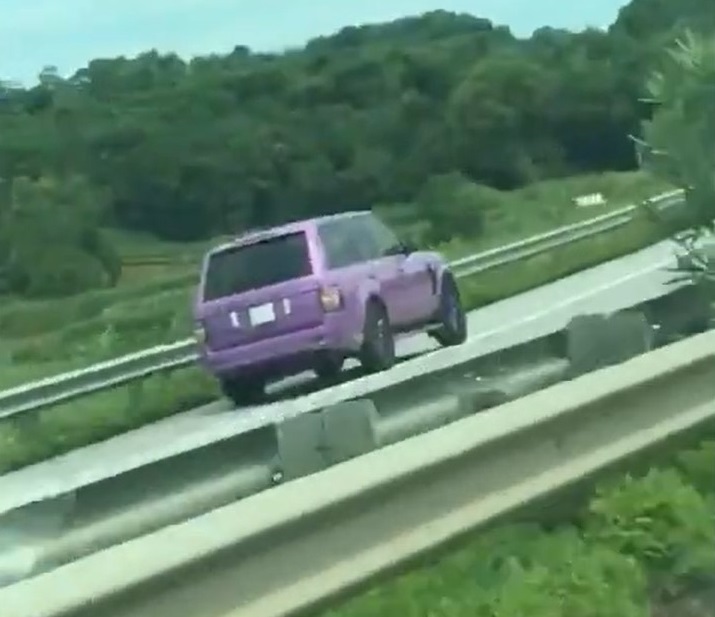 Chủ sở hữu tr&ecirc;n giấy đăng k&yacute; của chiếc Range Rover n&agrave;y l&agrave; một phụ nữ