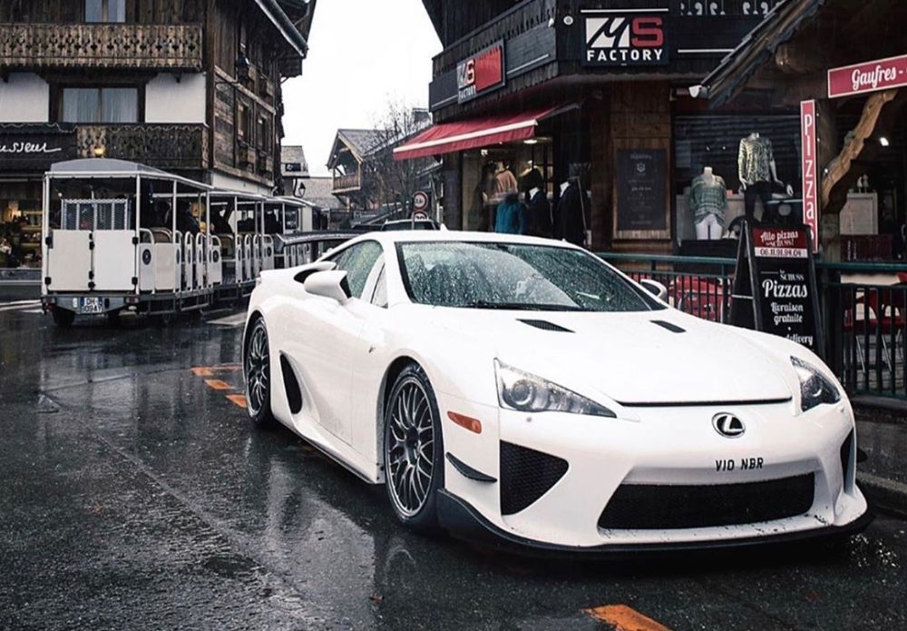 Lexus LFA của Pasin Lathouras nguyên bản có màu sơn trắng Lexus LFA của Pasin Lathouras nguyên bản có màu sơn trắng