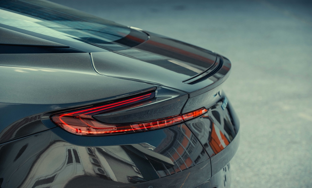 Gi&aacute; xe Aston Martin DB11 tại Việt Nam l&agrave; 15,868 tỷ đồng
