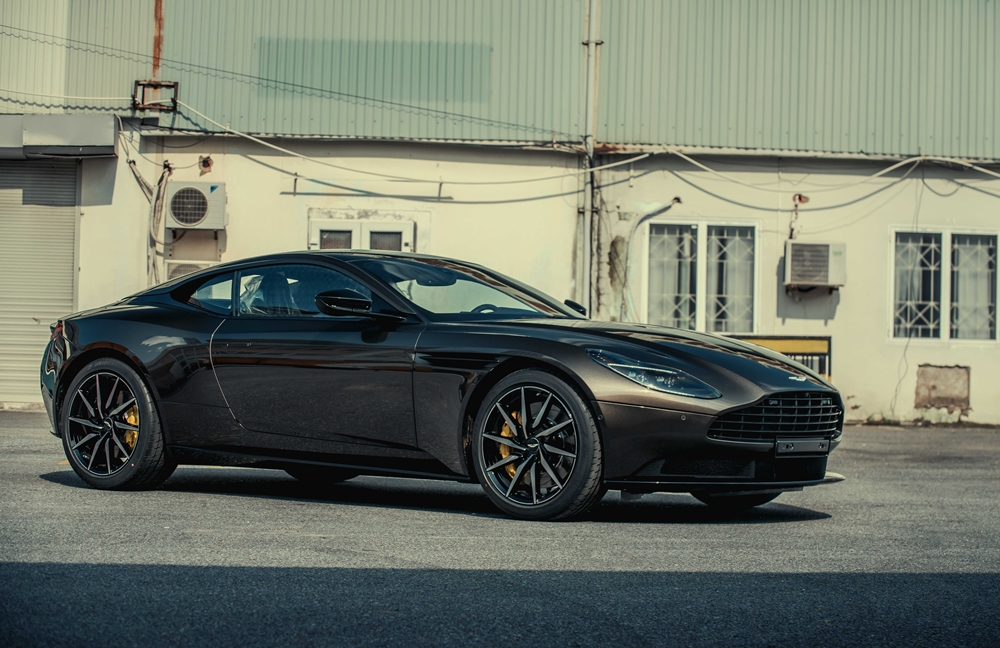 Bộ &aacute;o của chiếc Aston Martin DB11 thứ 5 tại Việt Nam c&oacute; t&ecirc;n gọi Kopi Bronze