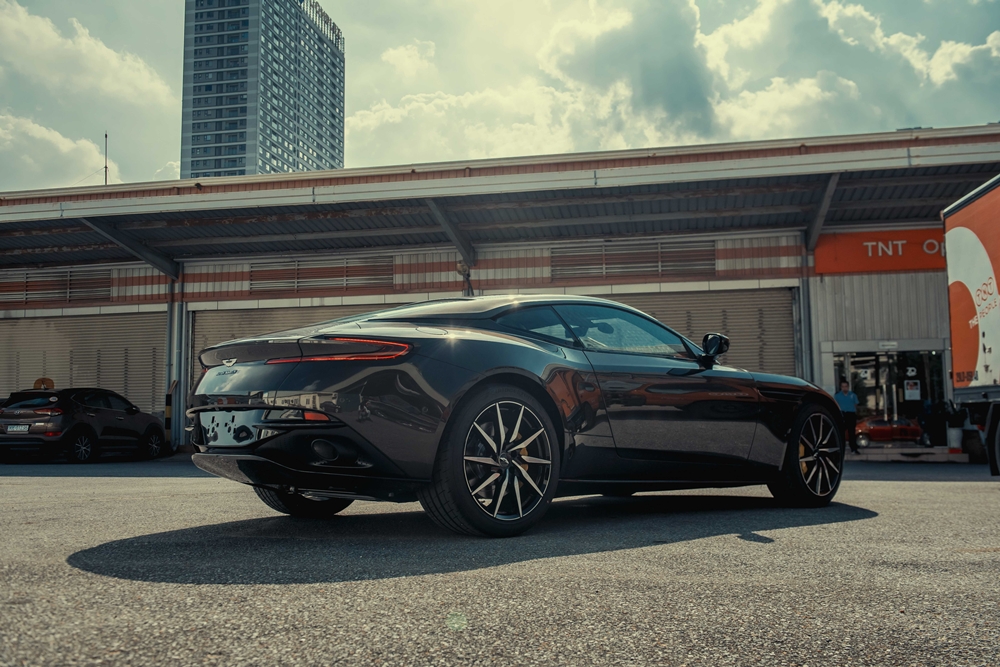 Hiện đ&acirc;y l&agrave; chiếc Aston Martin duy nhất ở Việt Nam sở hữu m&agrave;u sơn Kopi Bronze
