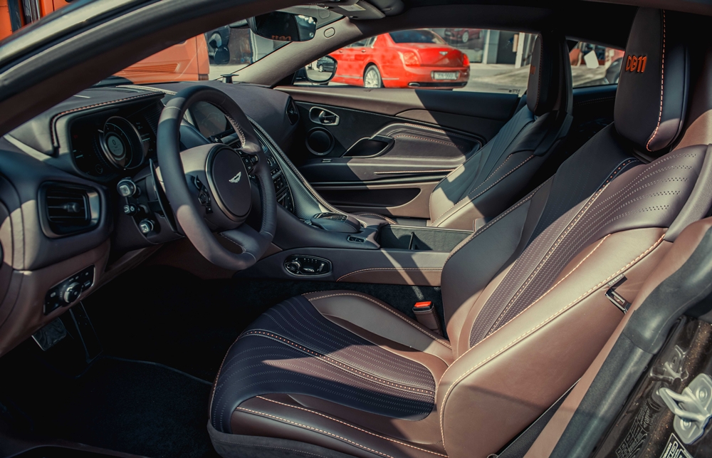 Aston Martin DB11 mang m&agrave;u sơn Kopi Bronze c&oacute; nội thất tương tự chiếc Aston Martin DB11 đầu ti&ecirc;n về Việt Nam