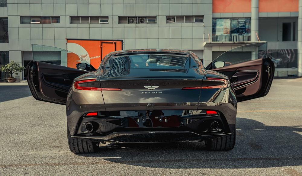 Vẻ đẹp của Aston Martin DB11 khi nh&igrave;n từ ph&iacute;a sau