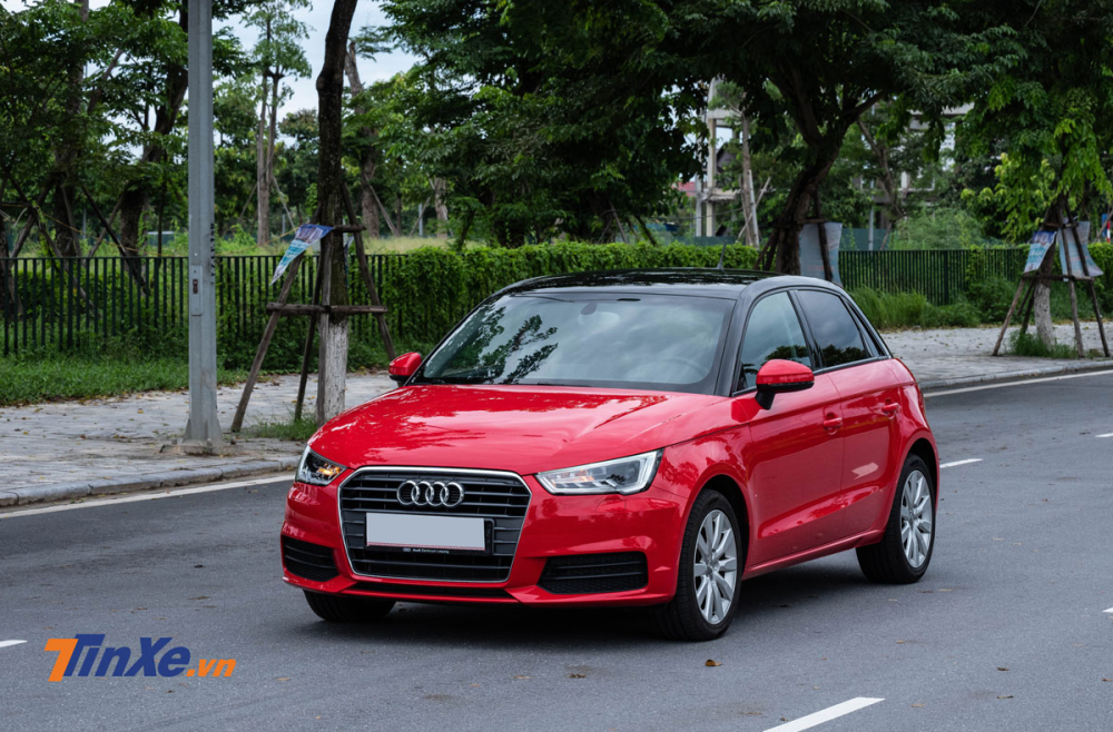 Audi A1 2016 hiện đang được một showroom xe cũ tại Hà Nội rao bán lại với giá 980 triệu đồng Audi A1 2016 hiện đang được một showroom xe cũ tại Hà Nội rao bán lại với giá 980 triệu đồng