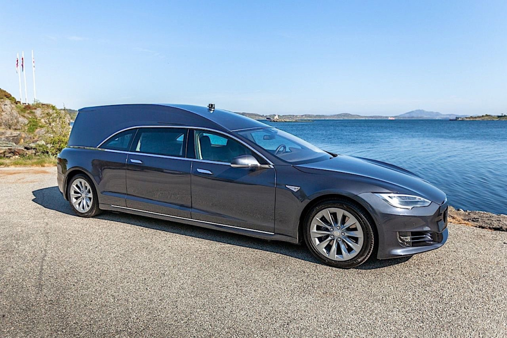 Chiếc xe tang n&agrave;y được chế tạo dựa tr&ecirc;n Tesla Model S 2018 với k&iacute;ch thước k&eacute;o d&agrave;i th&ecirc;m 80 cm