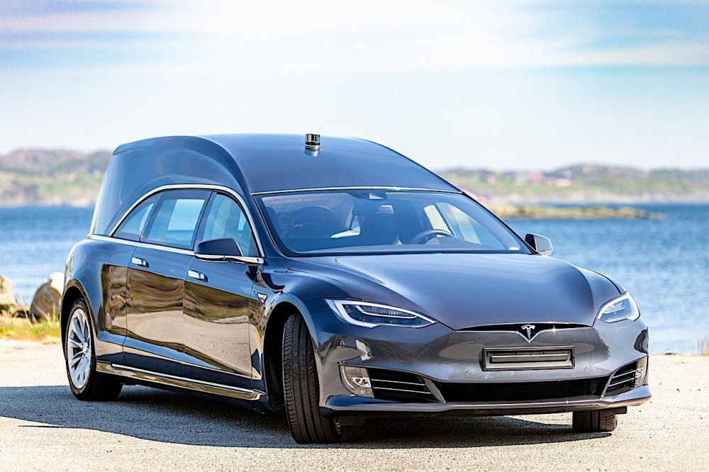 Chuyển đổi một chiếc Tesla Model S th&agrave;nh một chiếc xe tang l&agrave; một điều &iacute;t ai ngờ tới