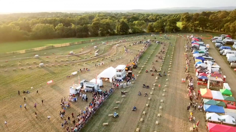 Quang cảnh sự kiện đua m&aacute;y cắt cỏ ở Five Oaks năm 2019