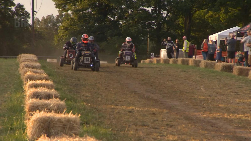 Cuộc đua diễn ra trong 12 giờ li&ecirc;n tục, thử th&aacute;ch sức chịu đựng của cả người l&aacute;i lẫn xe