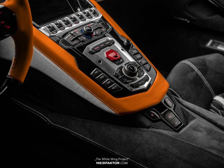 Cụm điều khiển trung t&acirc;m của chiếc Lamborghini Aventador Roadster độ