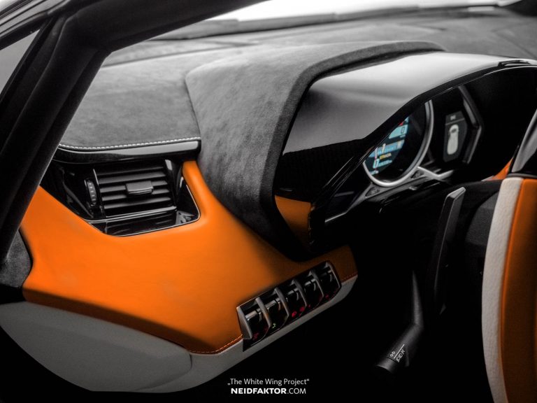 Phần tr&ecirc;n của bảng đồng hồ trong chiếc Lamborghini Aventador Roadster độ