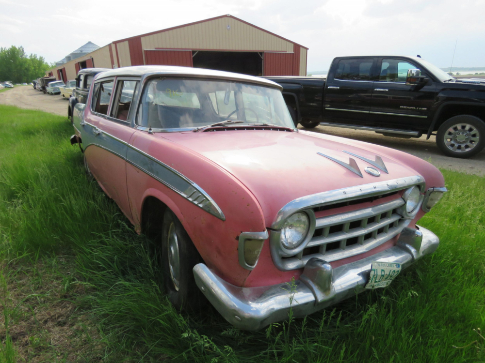 Chiếc sedan Rambler m&agrave;u hồng