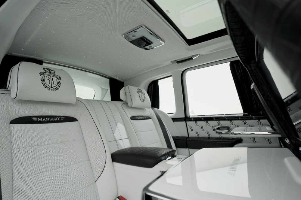 Tr&ecirc;n ghế c&oacute; logo của h&atilde;ng Mansory v&agrave; thương hiệu thời trang Billionaire Couture